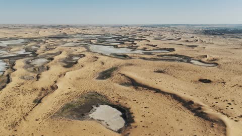 لقطات جوية للسبخات الملحية والكثبان الرملية في الصحراء