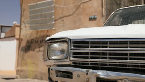 لقطات شاحنة بيضاء قديمة في زقاق حضري