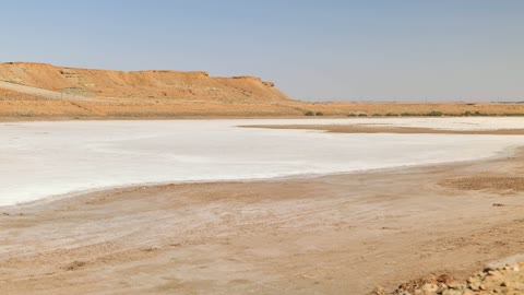 لقطة فيديو لمسطح ملحي وصحراء صخرية