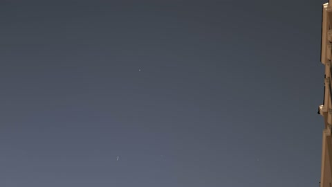 طيور تطير في سماء الغسق الداكنة لقطة بسيطة