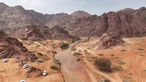 تصوير جوي لجبال حائل ووادي جاري في السعودية
