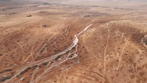 لقطة جوية لسيارات دفع رباعي في صحراء حائل السعودية