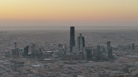 لقطة جوية لمركز الملك عبدالله المالي بالرياض وقت الغروب
