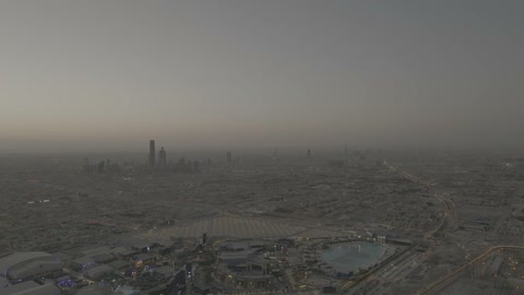 تصوير جوي لأفق مدينة الرياض وقت الغروب