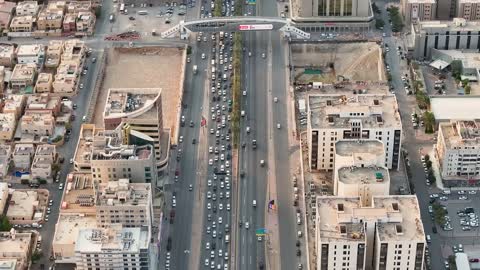حركة المرور في المدينة تصوير جوي بالدرون
