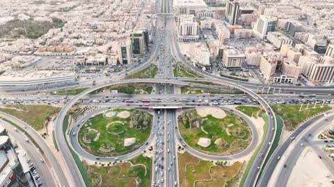 لقطة جوية لتقاطع طرق سريعة في مدينة الرياض السعودية