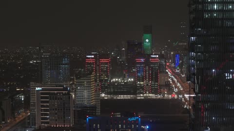 لقطات فيديو ليلية لأفق مدينة جدة السعودية الحديثة