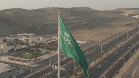 علم السعودية فوق طريق سريع تصوير جوي
