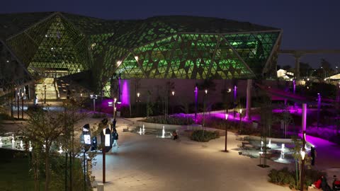 العمارة الحديثة والحدائق العامة في الرياض ليلاً