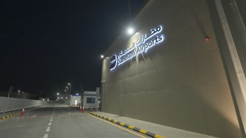 مبنى مطارات الدمام عند المدخل ليلاً فيديو
