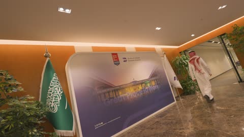 رجل سعودي يسير في التصميم الداخلي لمكتب مطارات الدمام