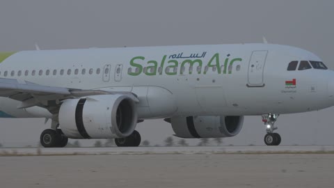طائرة طيران السلام تتحرك على مدرج المطار