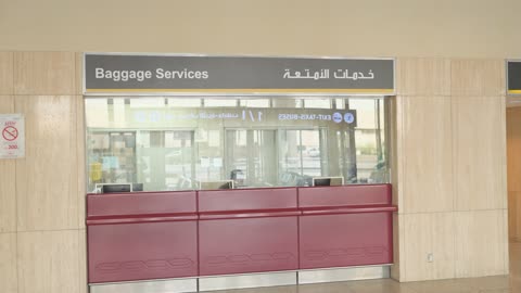 كاونتر خدمات الأمتعة بمطار سعودي من الداخل