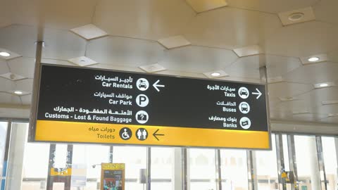 لوحة إرشادية في المطار تقريب في مبنى الركاب