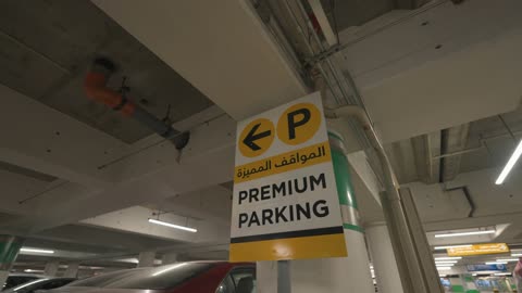 لوحة مواقف مميزة في مرآب سيارات سفلي