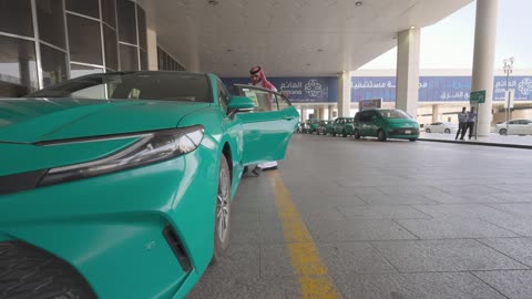 رجل سعودي يركب سيارة أجرة عند مدخل المستشفى