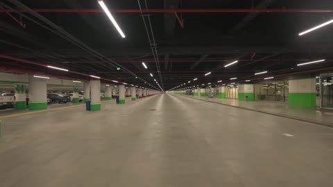 مرفق مواقف سيارات داخلي مع مساحات فارغة