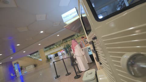 رجال سعوديون يطلبون القهوة من شاحنة في المطار