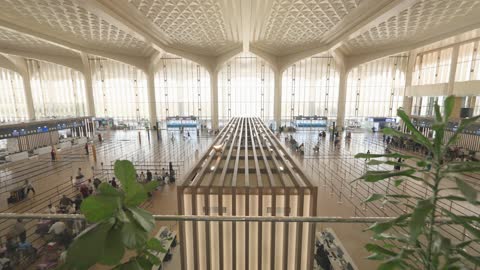 حركة المسافرين داخل صالة مطار حديثة