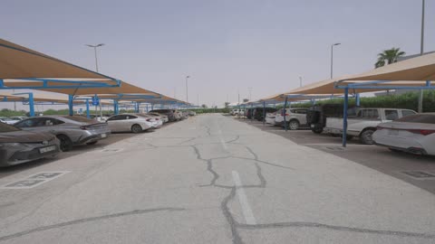 فيديو مواقف سيارات خارجية مع مظلات شمسية