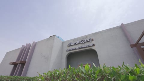 الواجهة الخارجية لمبنى إدارة المطار في وضح النهار