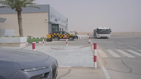 حافلة نقل المطار على المدرج بجوار المحطة الخاصة