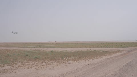 هبوط طائرة تجارية فوق مطار صحراوي