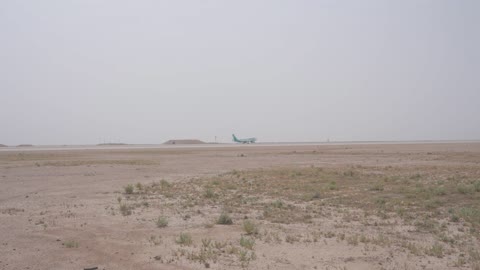 طائرة ركاب تتحرك على مدرج مطار صحراوي
