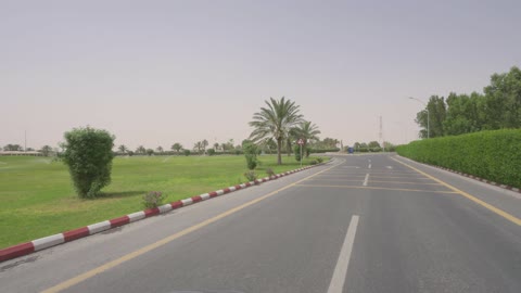 لقطات قيادة على الطريق وتنسيق الحدائق في السعودية