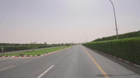 لقطات فيديو لمدخل مطار وطريق في الإمارات