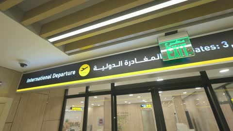 لوحات المغادرة الدولية في المطار لقطة بانورامية