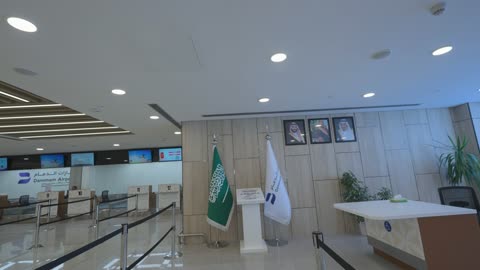 صالة مطار الدمام من الداخل مع الأعلام السعودية