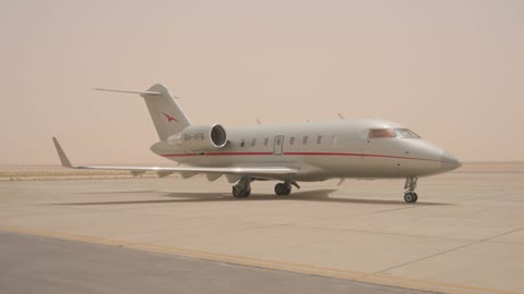 طائرة أعمال خاصة على مدرج صحراوي أثناء عاصفة رملية