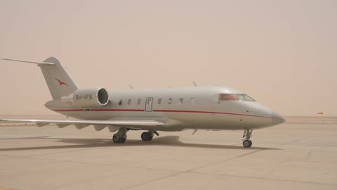 طائرة أعمال خاصة على مدرج صحراوي أثناء عاصفة رملية
