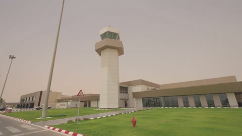 برج مراقبة المطار والمبنى الخارجي فيديو