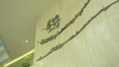 خط عربي على جدار رخامي داخلي لقطة تتبع
