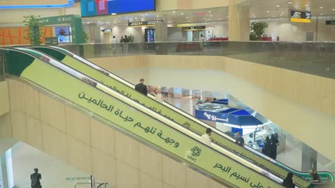 حركة المسافرين والسلالم المتحركة في مطار سعودي
