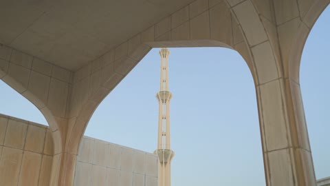 مئذنة مسجد وأقواس رخامية مع حركة كاميرا للأعلى