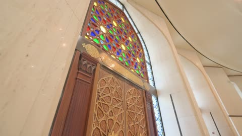 التصميم الداخلي للمسجد والزجاج الملون والأبواب الخشبية