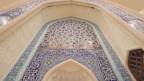 لقطة تتبع لمحراب مسجد بتصميم إسلامي مزخرف