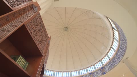 لقطة داخلية لقبة المسجد ورف المصاحف الخشبي