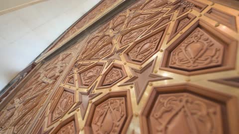 التصميم الداخلي للمسجد والزجاج الملون والأبواب الخشبية