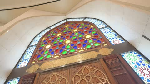 نافذة زجاج ملون وباب خشبي بزخارف إسلامية