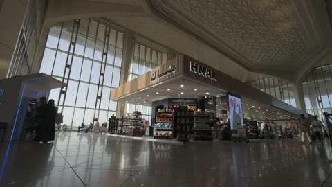 حركة المسافرين داخل صالة المطار ومحلات التجزئة