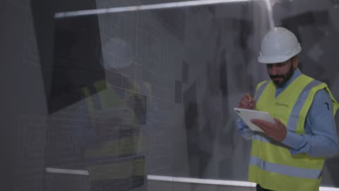 مهندس سعودي يستخدم جهازاً لوحياً في بيئة صناعية