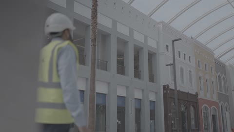 مهندس بناء يسير نحو مبنى تجاري حديث