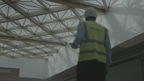 مهندس يفحص بناء سقف هندسي حديث