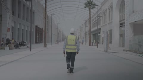 مهندس يمشي في موقع بناء حضري حديث