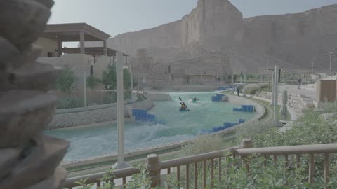 تجديف الكاياك في حديقة مغامرات صحراوية مائية