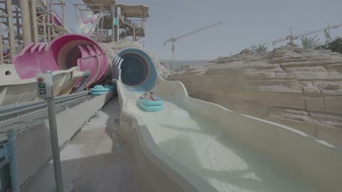 فيديو رجال عرب يركبون منزلقاً في حديقة مائية